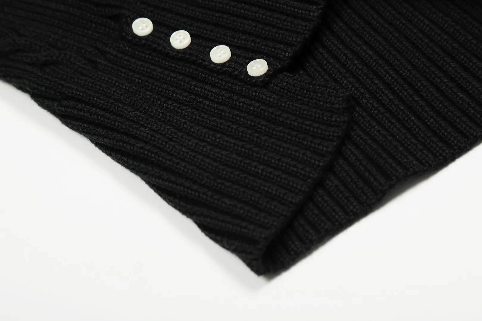 P250 top quality" Style number: DS050# (not off the shelves all year round) [Ralph Lauren lapel twist solid color basic pony embroidery logo goddess sweater] ✅Ralph Lauren Ralph Lauren goddess slim fit POLO lapel twist knit open chest autumn and winter sweater ✅Main supplier platform live broadcast Wholesale entity Wholesale entity Replenish when out of stock Not off the shelf ✅ZP quality 1:1 version Scan the code to enter the GF website Counter quality ✅Details and quality are the only one in Guangzhou. Imported quality cotton yarn, focusing on high-end, cost-effective, good quality needless to say. ✅Restore the original version. The maximum size can be worn up to 150 pounds. Loose, comfortable and stress-free. ✅The upper body is simple and easy to put on. A must-have for goddess ootd. Good-looking clothes are never picky. A must-have in the goddess's wardrobe. Size: S-XL. Color: black, milky white, gray, navy blue, burgundy.
